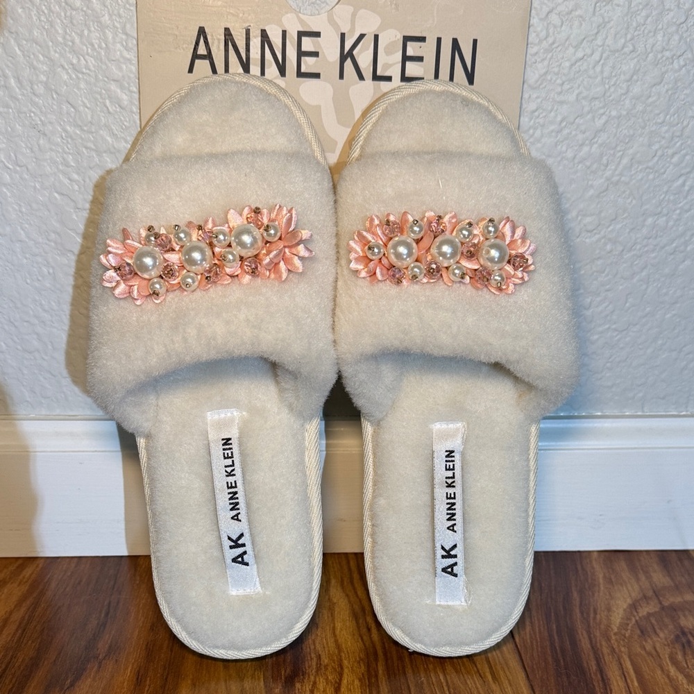 Anne Klein Winter White Fur Slippers with Pearl Accents M - Picture 4 of 13